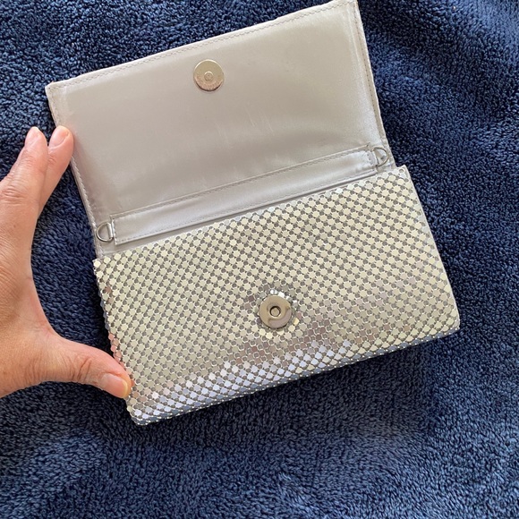 💥PRICE⬇️
 Silver Clutch - Metal Design - - Picture 3 of 7